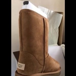 UGGS Short Classic Size 9